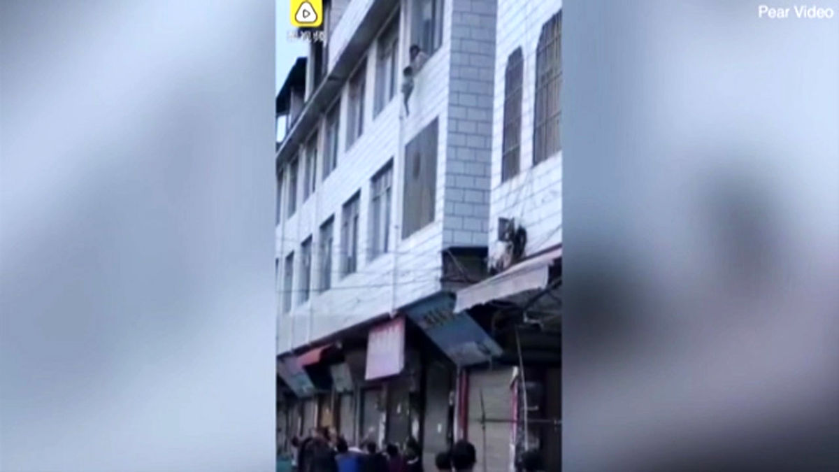 پرت کردن بچه از پنجره از ترس آتش سوزی + فیلم 