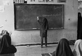 دبستانی در تهران  در دهه 60