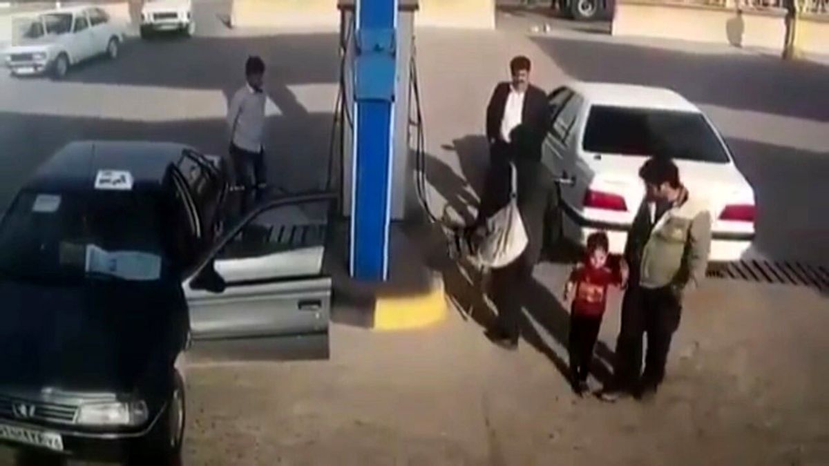 انفجار خودرو هنگام سوخت‌گیری + فیلم